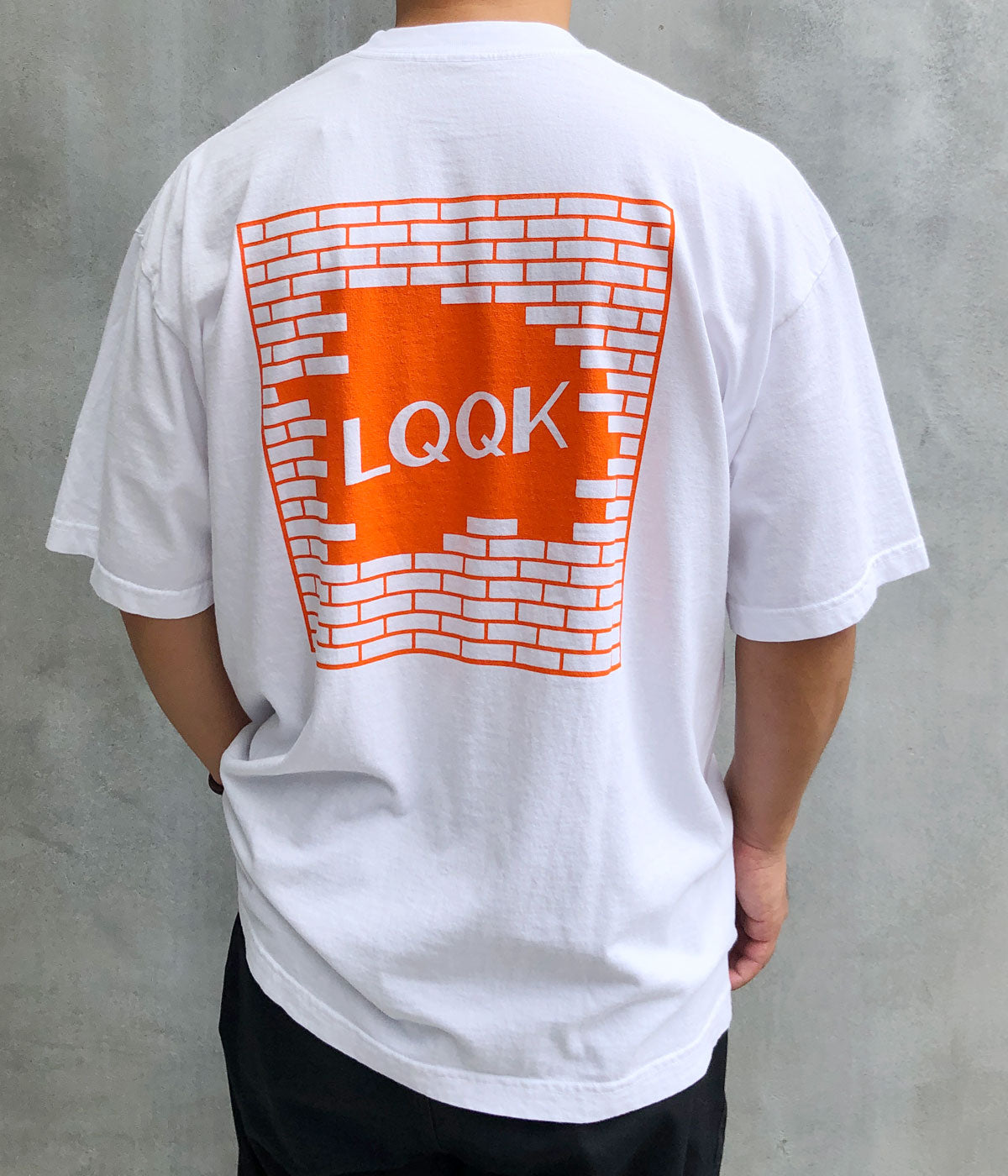 トップス LQOK STUDIO LQQK Studio/BRICK LOGO TEE (WHITE ORANGE)