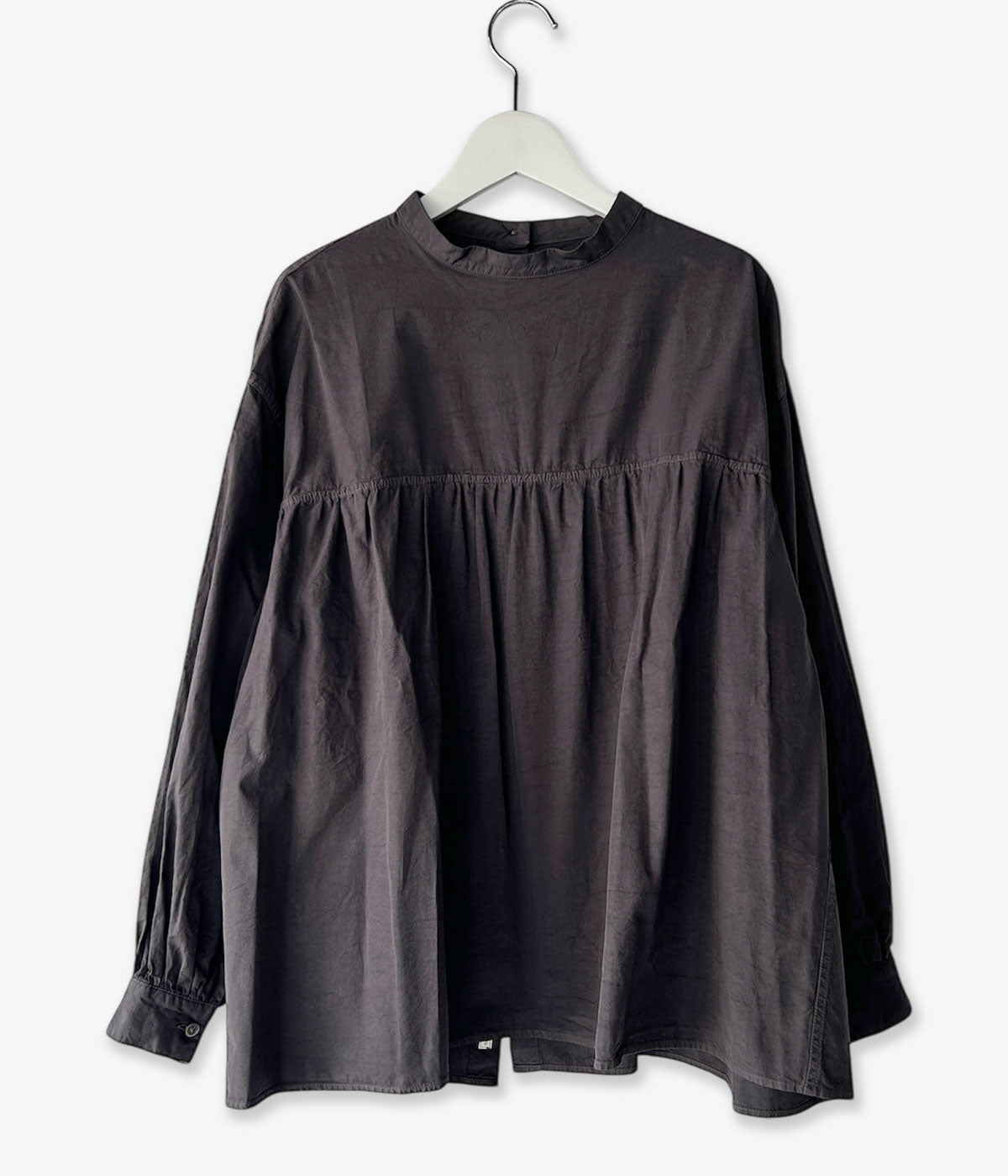 holk/BACK BUTTON BLOUSE (CHARCOAL)