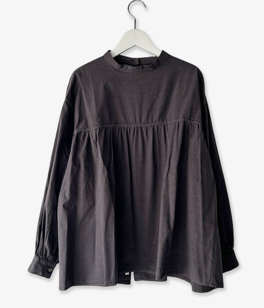 holk/BACK BUTTON BLOUSE (CHARCOAL)