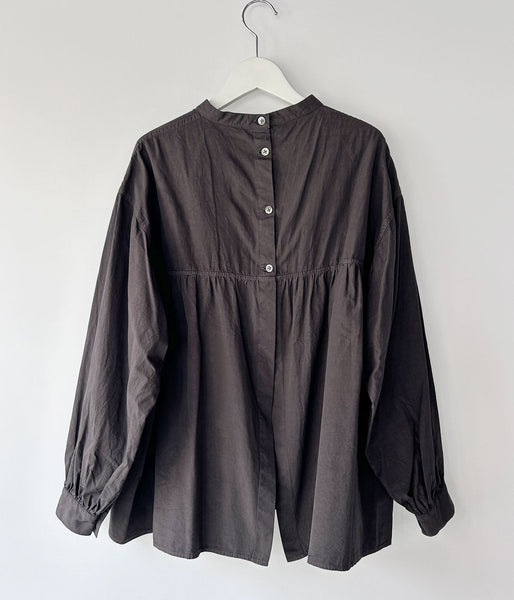 holk/BACK BUTTON BLOUSE (CHARCOAL)