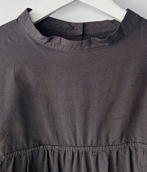 holk/BACK BUTTON BLOUSE (CHARCOAL)