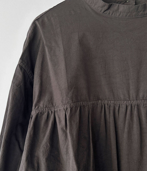 holk/BACK BUTTON BLOUSE (CHARCOAL)