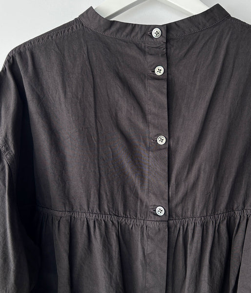 holk/BACK BUTTON BLOUSE (CHARCOAL)