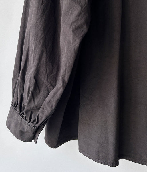 holk/BACK BUTTON BLOUSE (CHARCOAL)