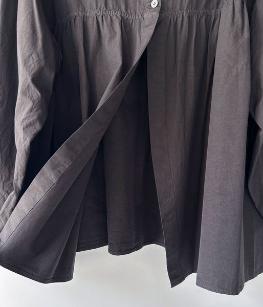 holk/BACK BUTTON BLOUSE (CHARCOAL)