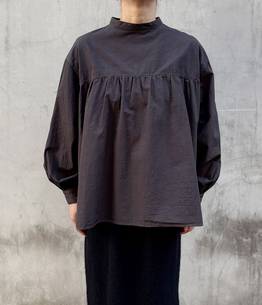 holk/BACK BUTTON BLOUSE (CHARCOAL)