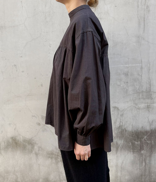 holk/BACK BUTTON BLOUSE (CHARCOAL)