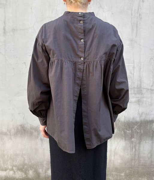 holk/BACK BUTTON BLOUSE (CHARCOAL)