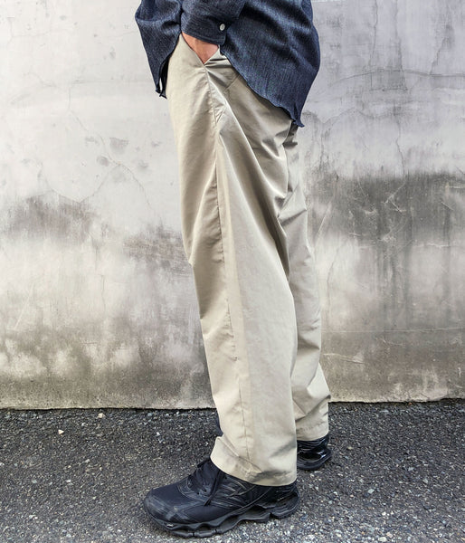 Goldwin/RELAXED STRAIGHT EASY PANTS (GRAYISH SAND)