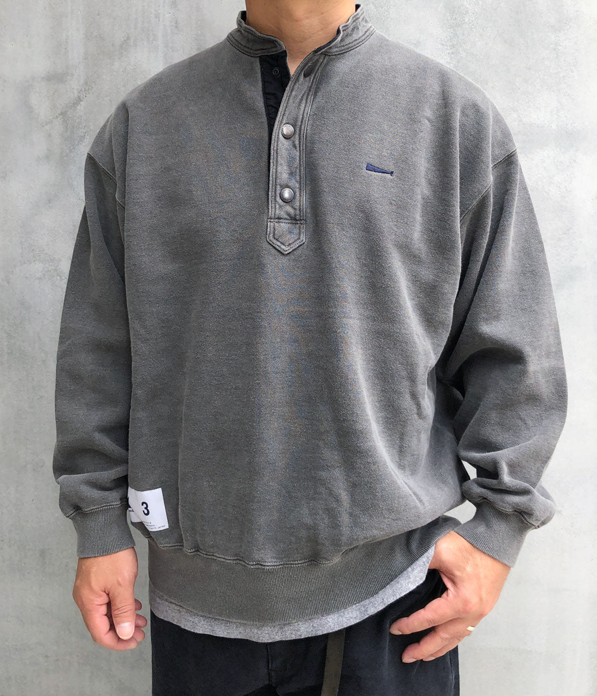 DESCENDANT/VOIL HENLEY NECK PIGMENT DYE (BLACK) DESCENDANT/VOIL HENLEY NECK PIGMENT DYE (BLACK)