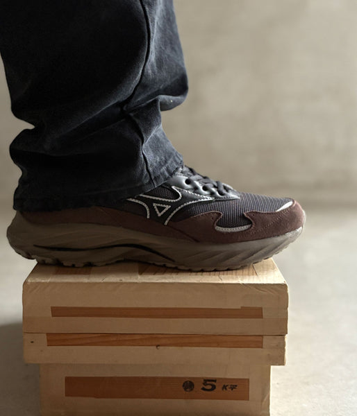 Mizuno Sportstyle/WAVE RIDER β GTX (BLACK x BLACK x BROWN)