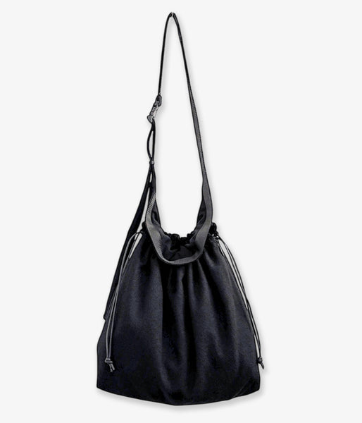 ERA./SHUKUJU WOOL BIG RED CROSS APRON BAG (BLACK)