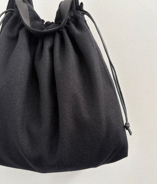 ERA./SHUKUJU WOOL BIG RED CROSS APRON BAG (BLACK)