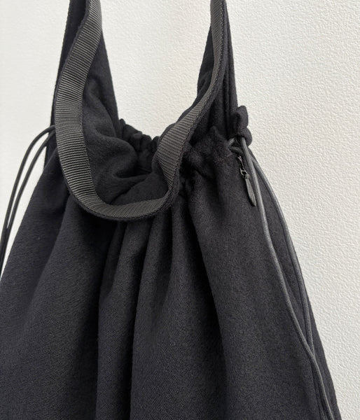 ERA./SHUKUJU WOOL BIG RED CROSS APRON BAG (BLACK)