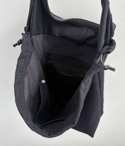 ERA./SHUKUJU WOOL BIG RED CROSS APRON BAG (BLACK)