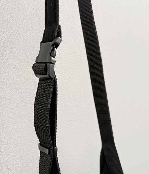 ERA./SHUKUJU WOOL BIG RED CROSS APRON BAG (BLACK)