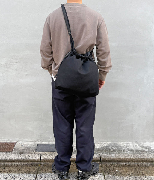 ERA./SHUKUJU WOOL BIG RED CROSS APRON BAG (BLACK)