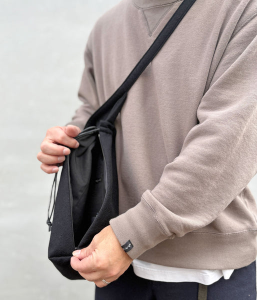 ERA./SHUKUJU WOOL BIG RED CROSS APRON BAG (BLACK)