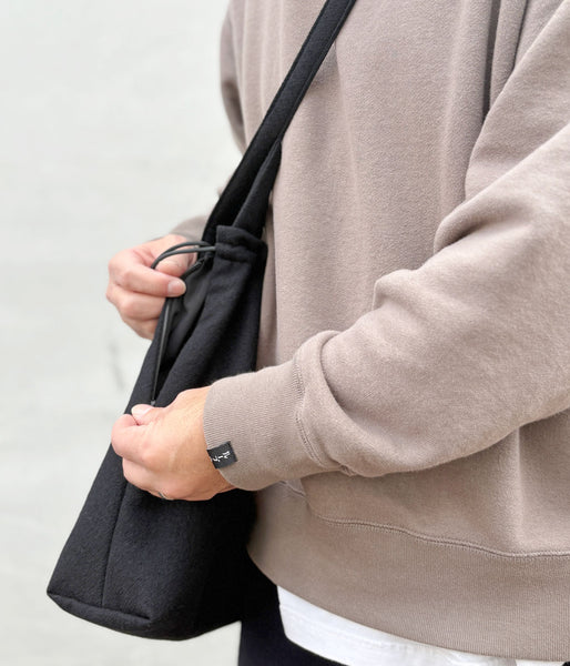 ERA./SHUKUJU WOOL BIG RED CROSS APRON BAG (BLACK)