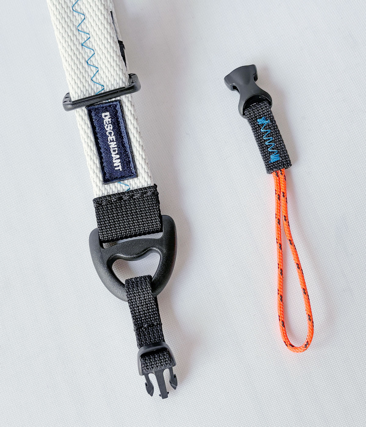 DESCENDANT/MOORING STRAP TAKES HANDS (WHITE)