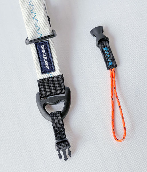 DESCENDANT/MOORING STRAP TAKES HANDS (WHITE)