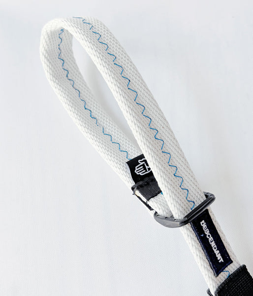 DESCENDANT/MOORING STRAP TAKES HANDS (WHITE)