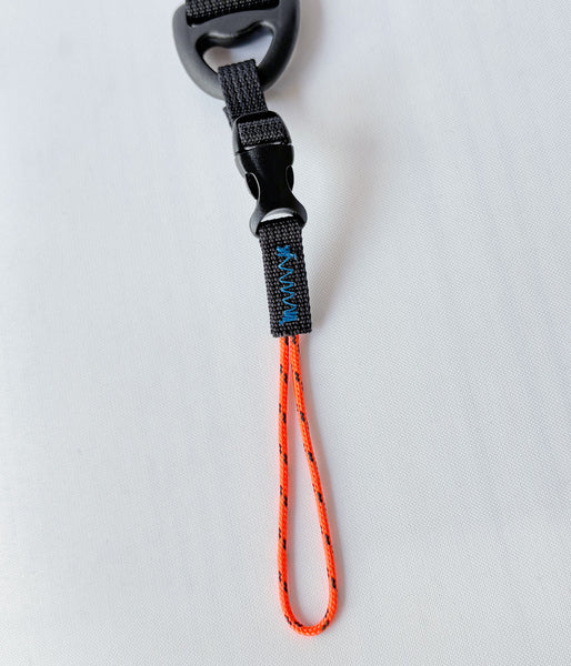 DESCENDANT/MOORING STRAP TAKES HANDS (WHITE)