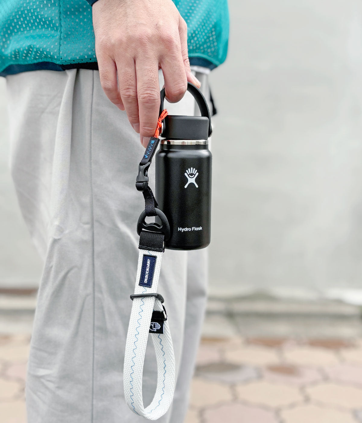 DESCENDANT/MOORING STRAP TAKES HANDS (WHITE)