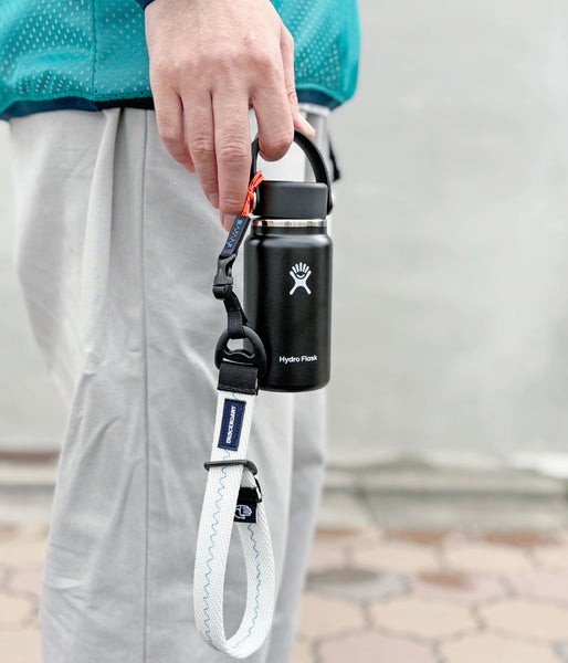 DESCENDANT/MOORING STRAP TAKES HANDS (WHITE)