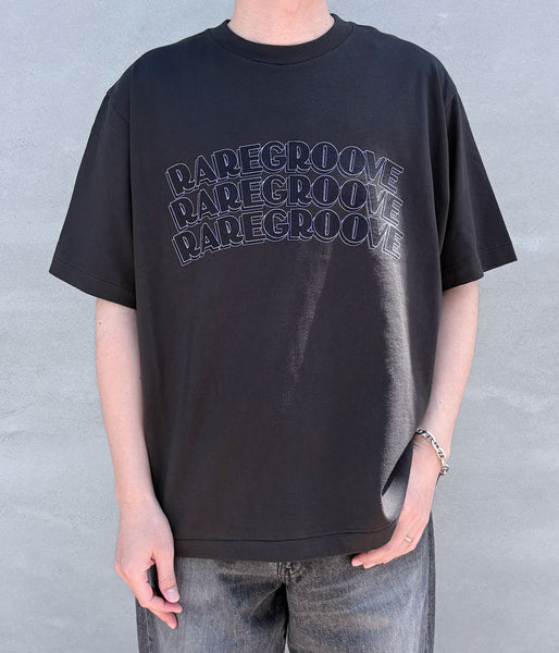 blurhms ROOTSTOCK/RAREGROOVE Print Tee WIDE (InkBlack×Black-PT)