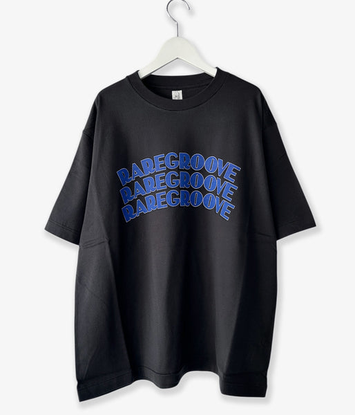 blurhms ROOTSTOCK/RAREGROOVE Print Tee WIDE (InkBlack×Blue-PT)