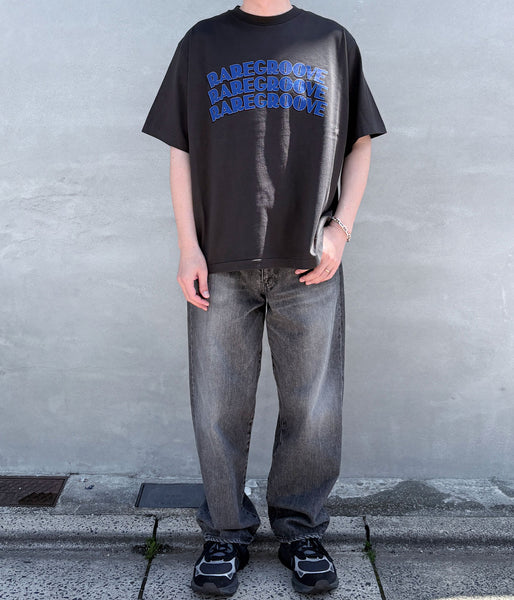 blurhms ROOTSTOCK/RAREGROOVE Print Tee WIDE (InkBlack×Blue-PT)