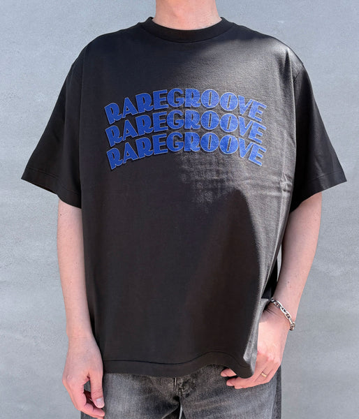 blurhms ROOTSTOCK/RAREGROOVE Print Tee WIDE (InkBlack×Blue-PT)