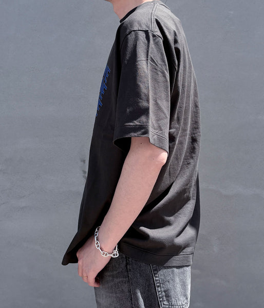 blurhms ROOTSTOCK/RAREGROOVE Print Tee WIDE (InkBlack×Blue-PT)