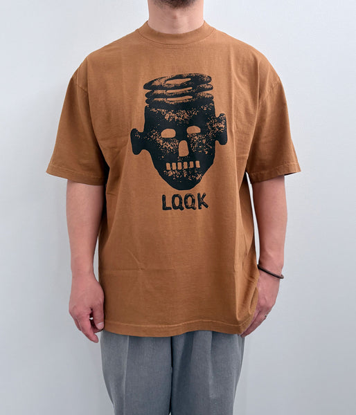 LQQK Studio/STONE MAN TEE (BROWN)