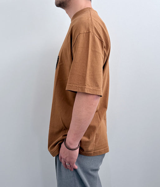LQQK Studio/STONE MAN TEE (BROWN)