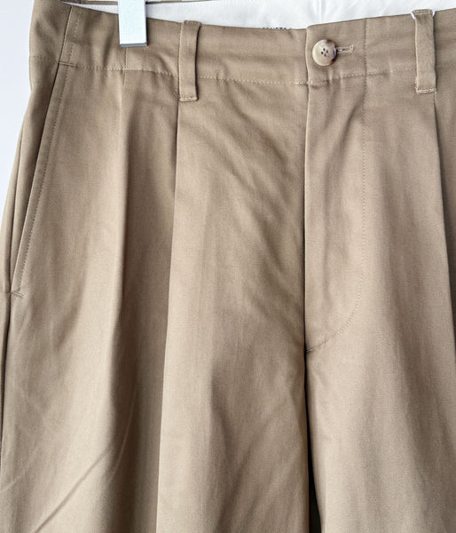 UNIVERSAL PRODUCTS./2TUCK WIDE CHINO TROUSERS (CAMEL)