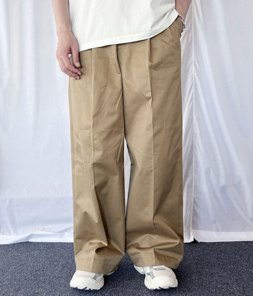 UNIVERSAL PRODUCTS./2TUCK WIDE CHINO TROUSERS (CAMEL)
