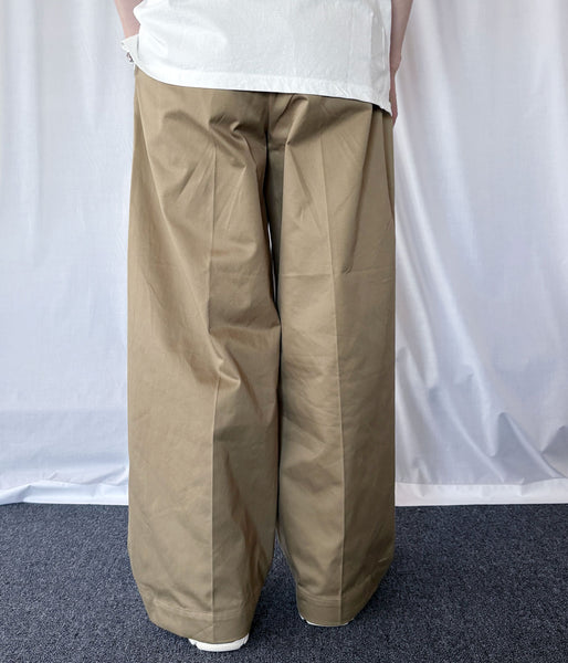 UNIVERSAL PRODUCTS./2TUCK WIDE CHINO TROUSERS (CAMEL)