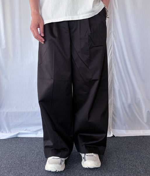UNIVERSAL PRODUCTS./2TUCK WIDE CHINO TROUSERS (BLACK)