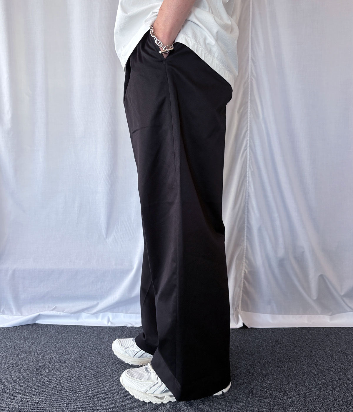 UNIVERSAL PRODUCTS./2TUCK WIDE CHINO TROUSERS (BLACK)