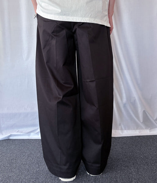 UNIVERSAL PRODUCTS./2TUCK WIDE CHINO TROUSERS (BLACK)
