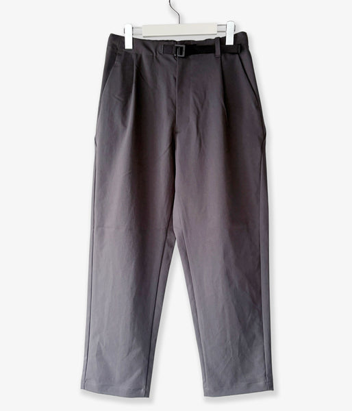 Goldwin/ONE TUCK TAPERED STRETCH PANTS (DEEP CHARCOAL)