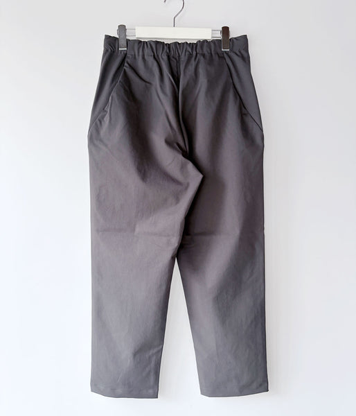 Goldwin/ONE TUCK TAPERED STRETCH PANTS (DEEP CHARCOAL)