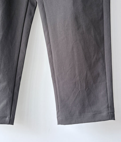 Goldwin/ONE TUCK TAPERED STRETCH PANTS (DEEP CHARCOAL)