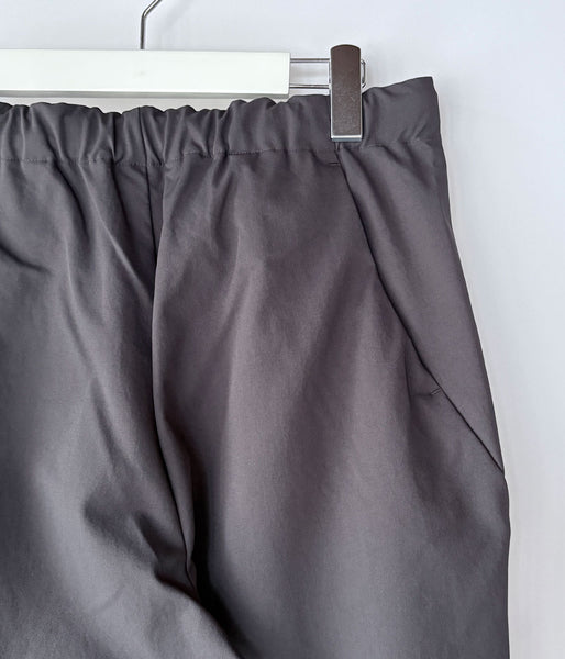 Goldwin/ONE TUCK TAPERED STRETCH PANTS (DEEP CHARCOAL)
