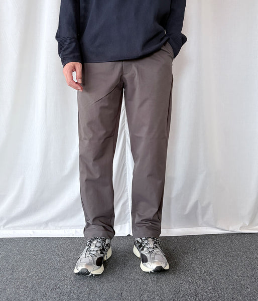 Goldwin/ONE TUCK TAPERED STRETCH PANTS (DEEP CHARCOAL)