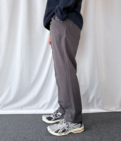 Goldwin/ONE TUCK TAPERED STRETCH PANTS (DEEP CHARCOAL)