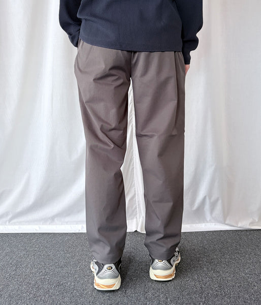 Goldwin/ONE TUCK TAPERED STRETCH PANTS (DEEP CHARCOAL)