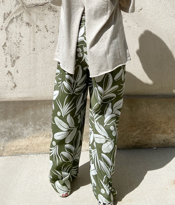 PHEENY/RAYON BOTANICAL PRINT GATHERED PANTS(KHAKI)